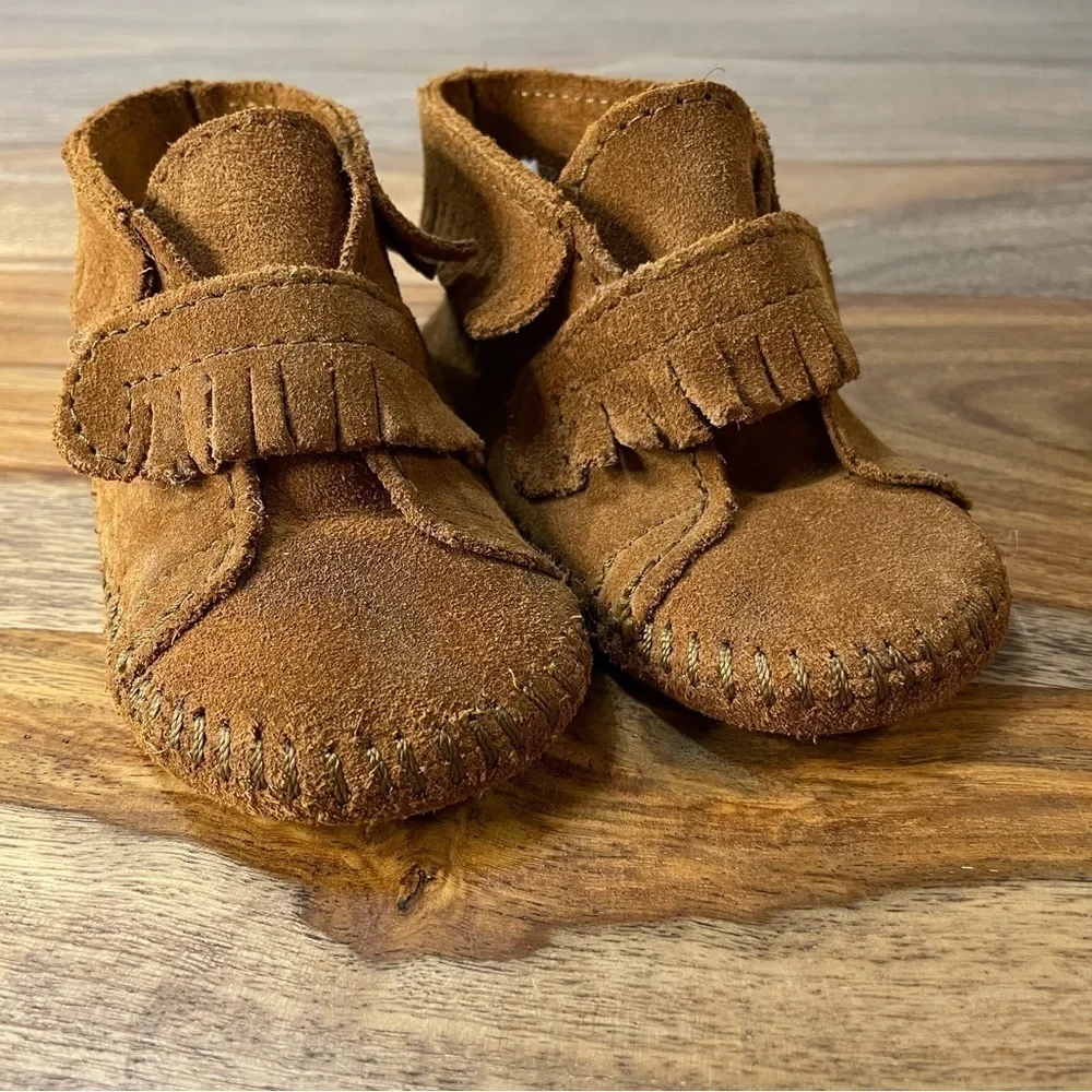 Minnetonka Moccasins 1122 - Infants Front Strap Bootie - Brown Suede C5